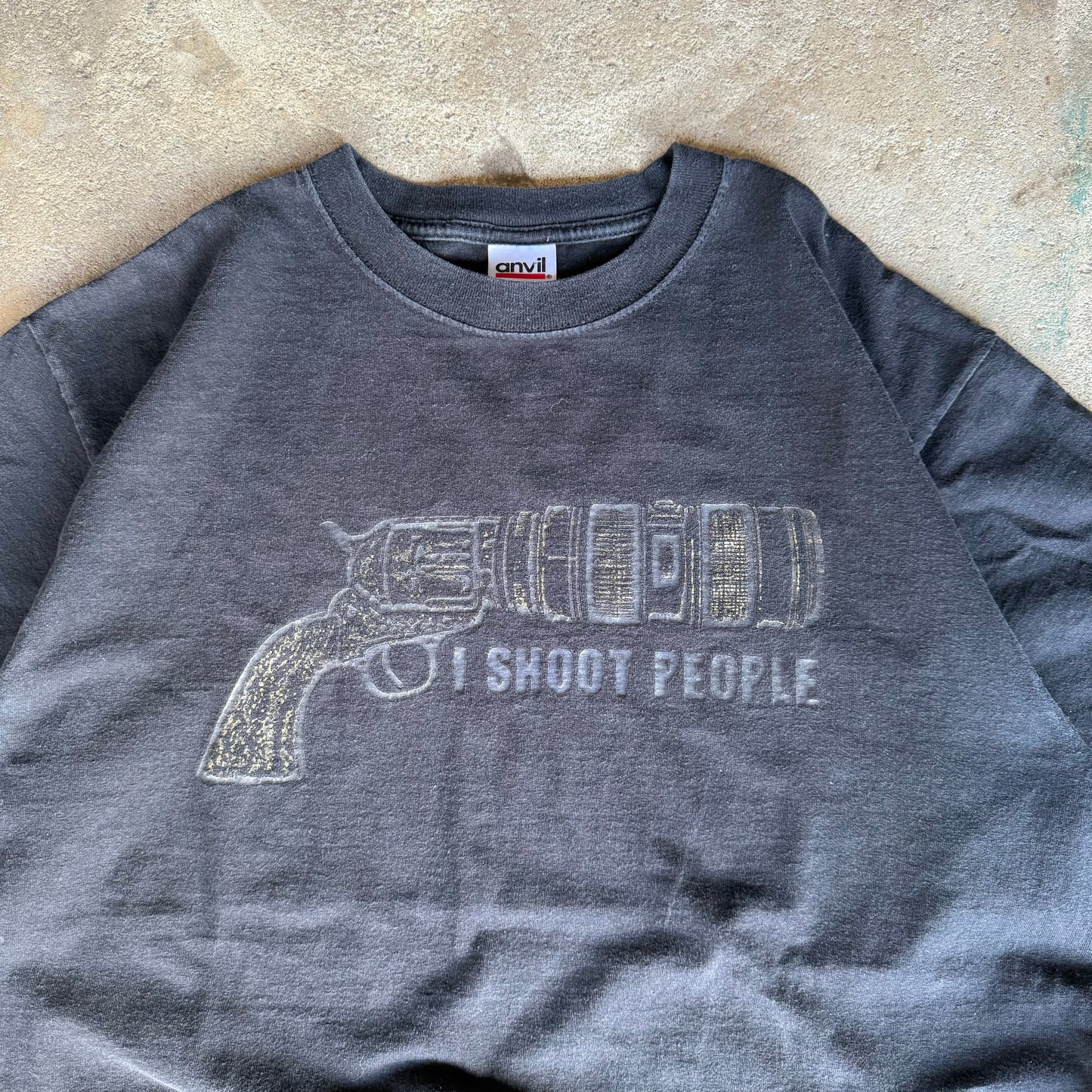 2000’s “I Shoot People” Photography Gun Shirt Size L