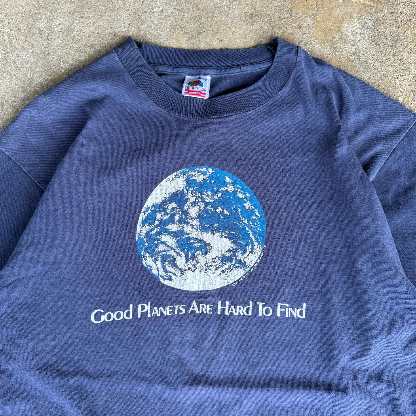90’s “Good Planets are Hard to Find” Art Shirt Size L